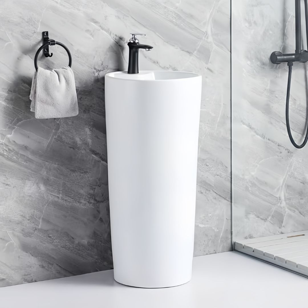 Lavabo Totem Design Arrondi et Épuré Blanc : Élégant lavabo sur colonne blanc au design moderne et minimaliste. Idéal pour les salles de bains contemporaines.