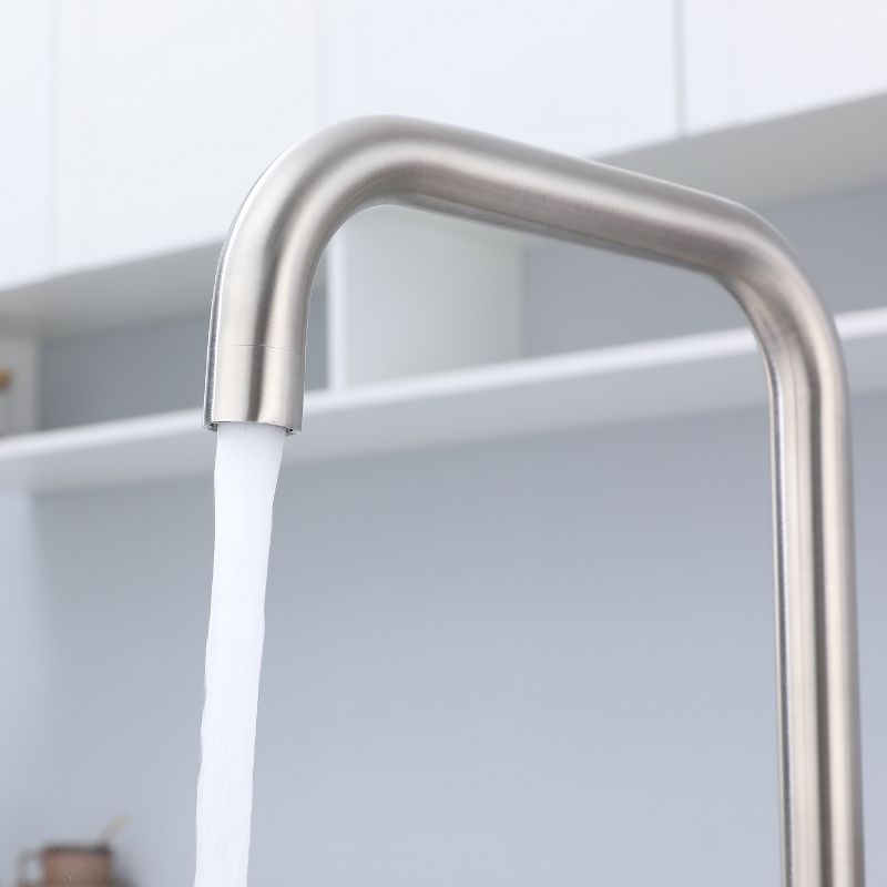 Robinet de cuisine en nickel brossé, bec à grand arc, design moderne. Robinet de cuisine au design intemporel.