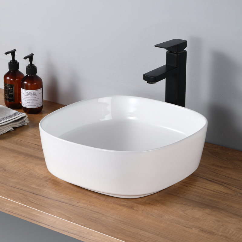 Lavabo carré en céramique blanche aux coins arrondis, parfait pour les salles de bains modernes.