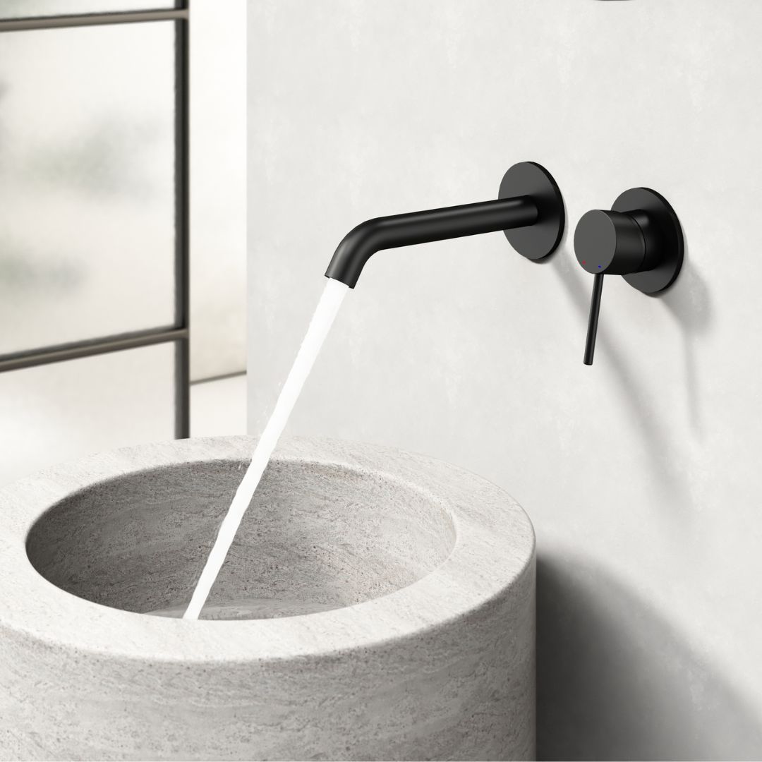 Robinet thermostatique encastré noir mat avec poignée à levier et inverseur séparé. Lavabo de salle de bain moderne et minimaliste.