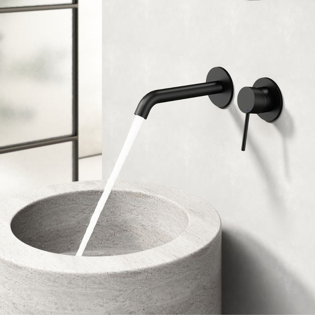 Robinet thermostatique encastré noir mat avec poignée à levier et inverseur séparé. Lavabo de salle de bain moderne et minimaliste.