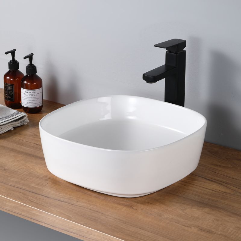 Lavabo carré en céramique blanche aux coins arrondis, parfait pour les salles de bains modernes.