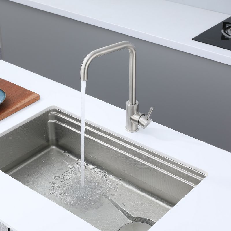 Robinet de cuisine en nickel brossé, design intemporel, installé dans un évier en acier inoxydable