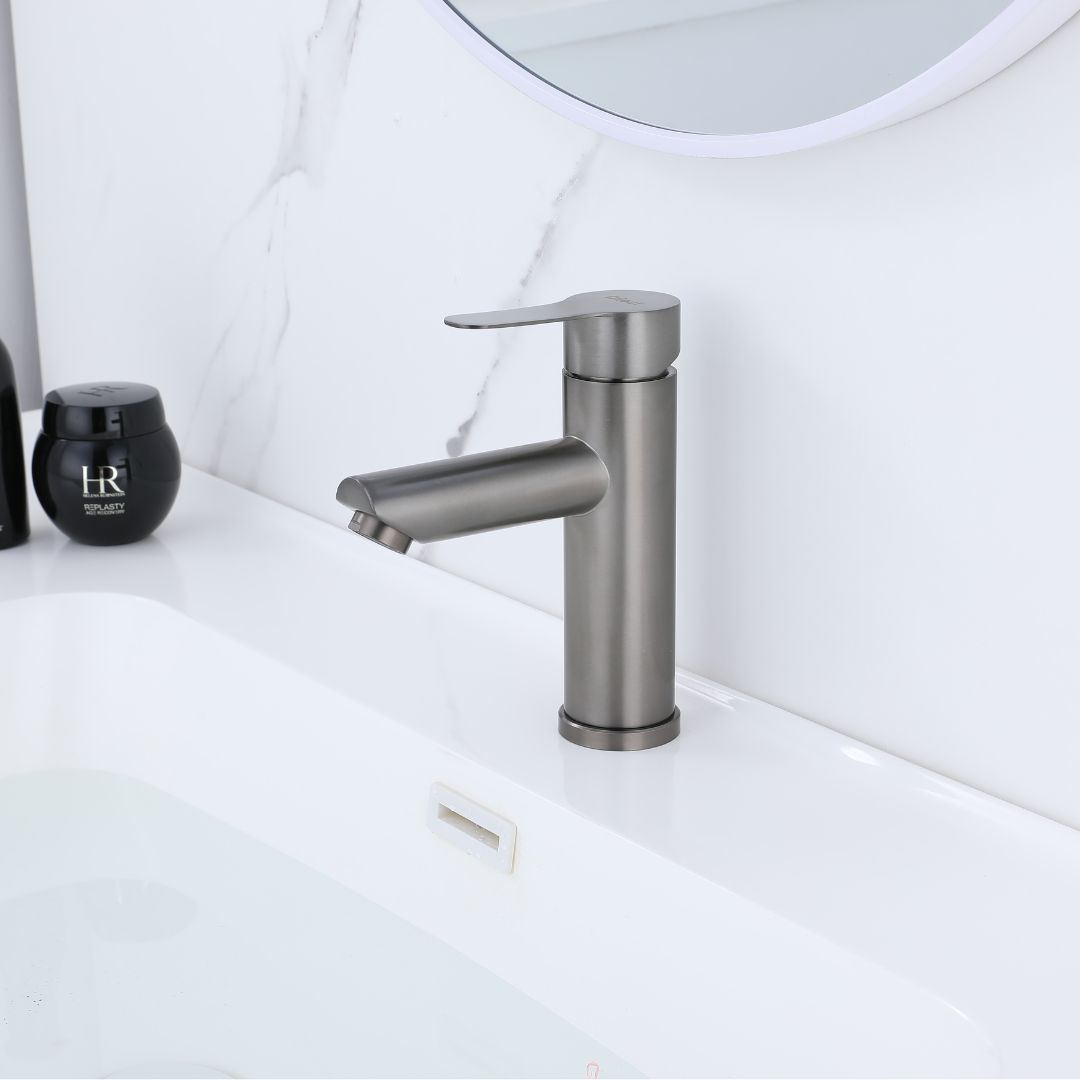 Robinet de lavabo de salle de bain gris acier à poignée unique. Design compact et style moderne.