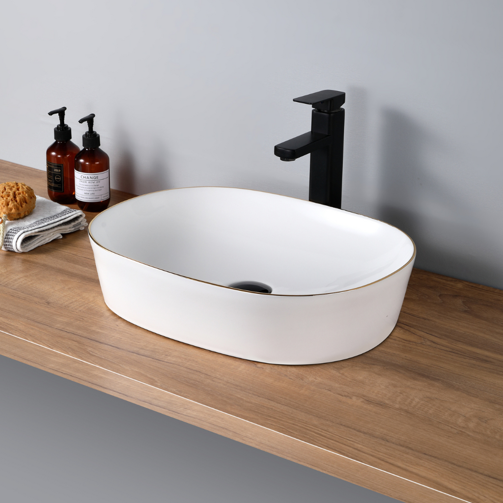 Vasque ovale en céramique avec garniture dorée, lavabo de salle de bain moderne