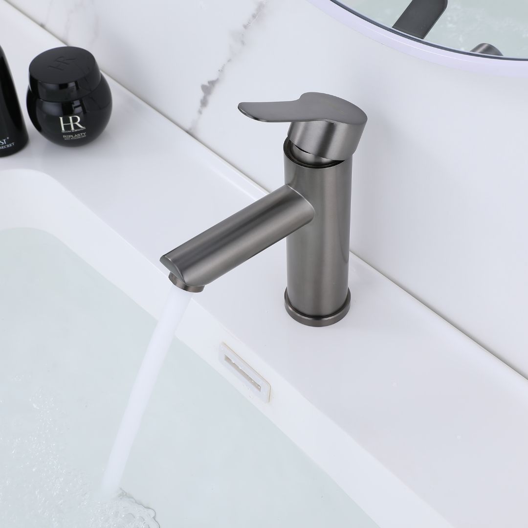 Robinet de salle de bain compact gris bronze; design moderne à poignée unique.