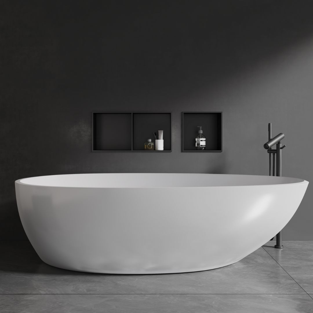 Baignoire îlot moderne, forme ovale blanche, robinet mural noir et étagères