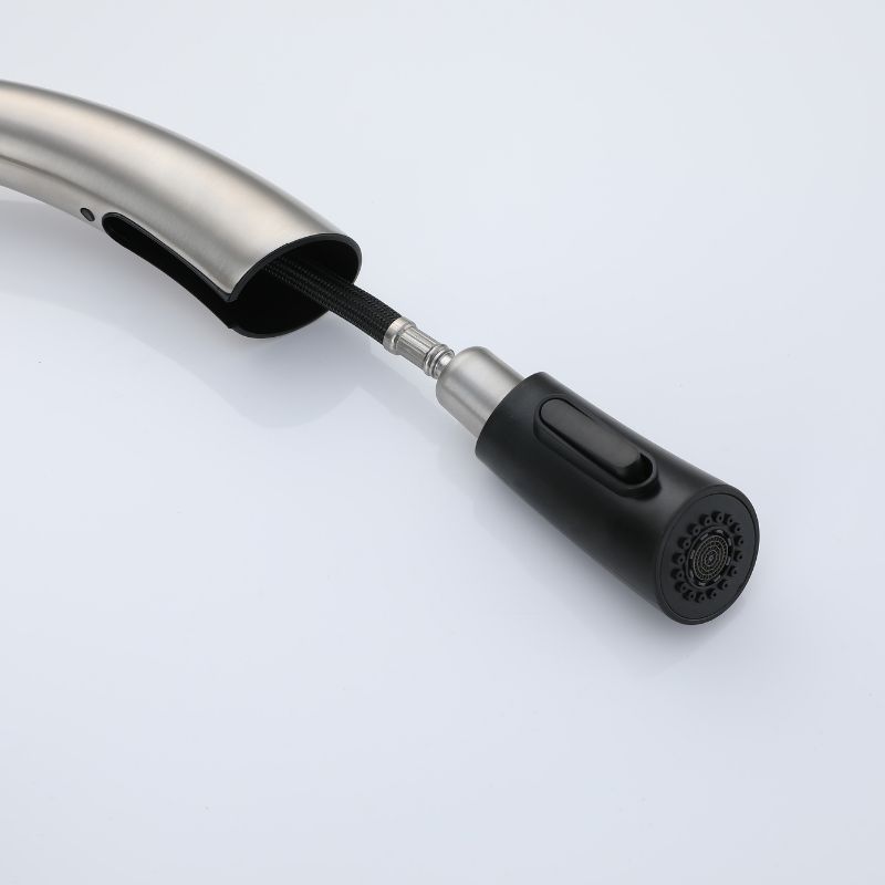 Robinet de cuisine en nickel brossé avec douchette extractible et poignée noire