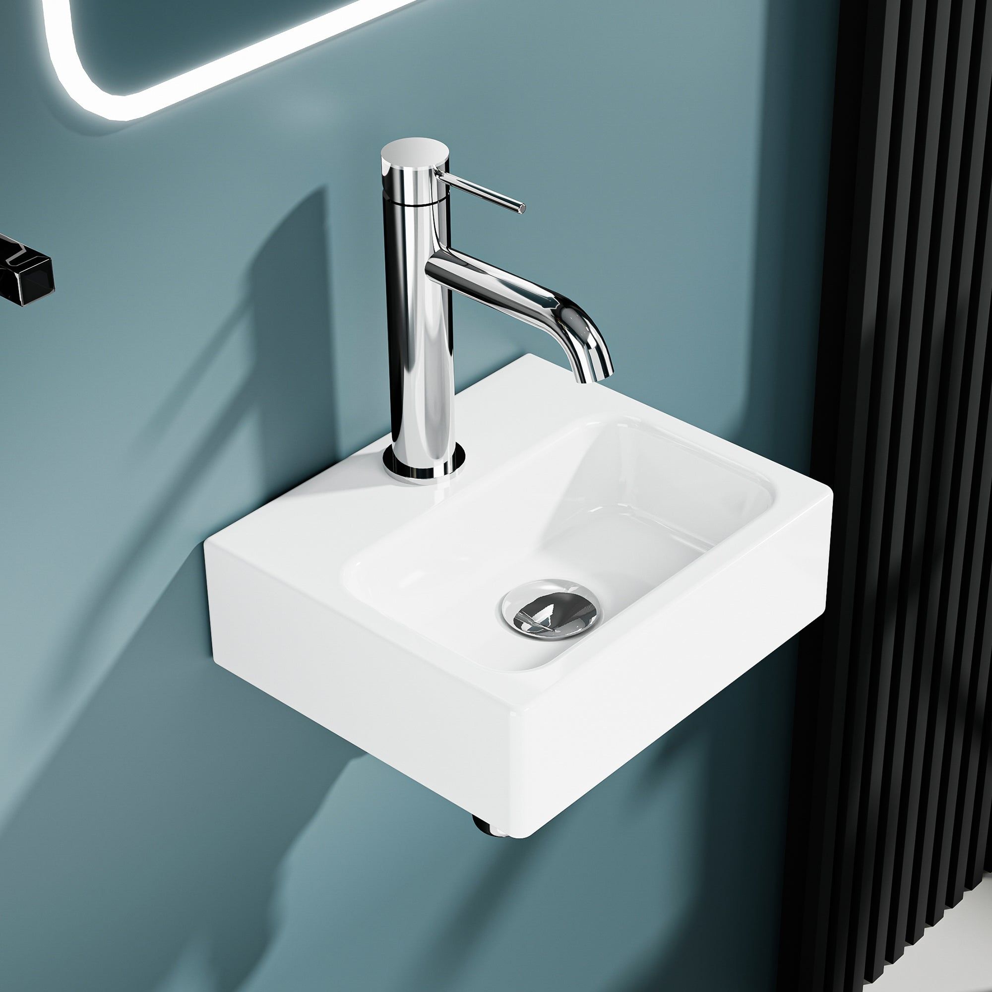 Lave-mains murale mini format en céramique blanche avec robinet en chrome, vue de face.