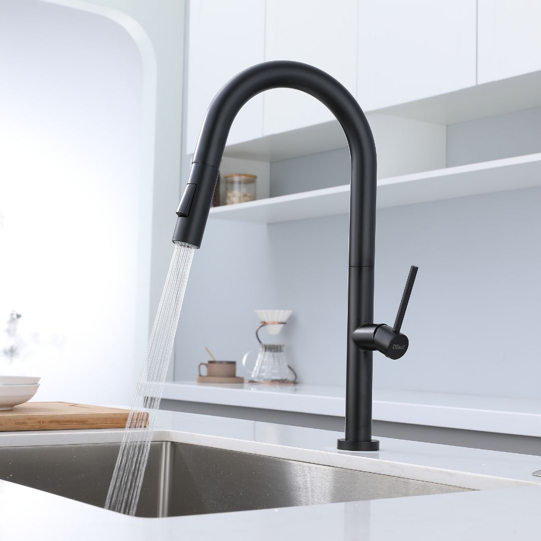 Robinet de cuisine noir mat à tirette avec pulvérisateur : design élégant et moderne, bec à arc élevé, pulvérisateur à tirette facile à utiliser pour un nettoyage pratique de la cuisine.