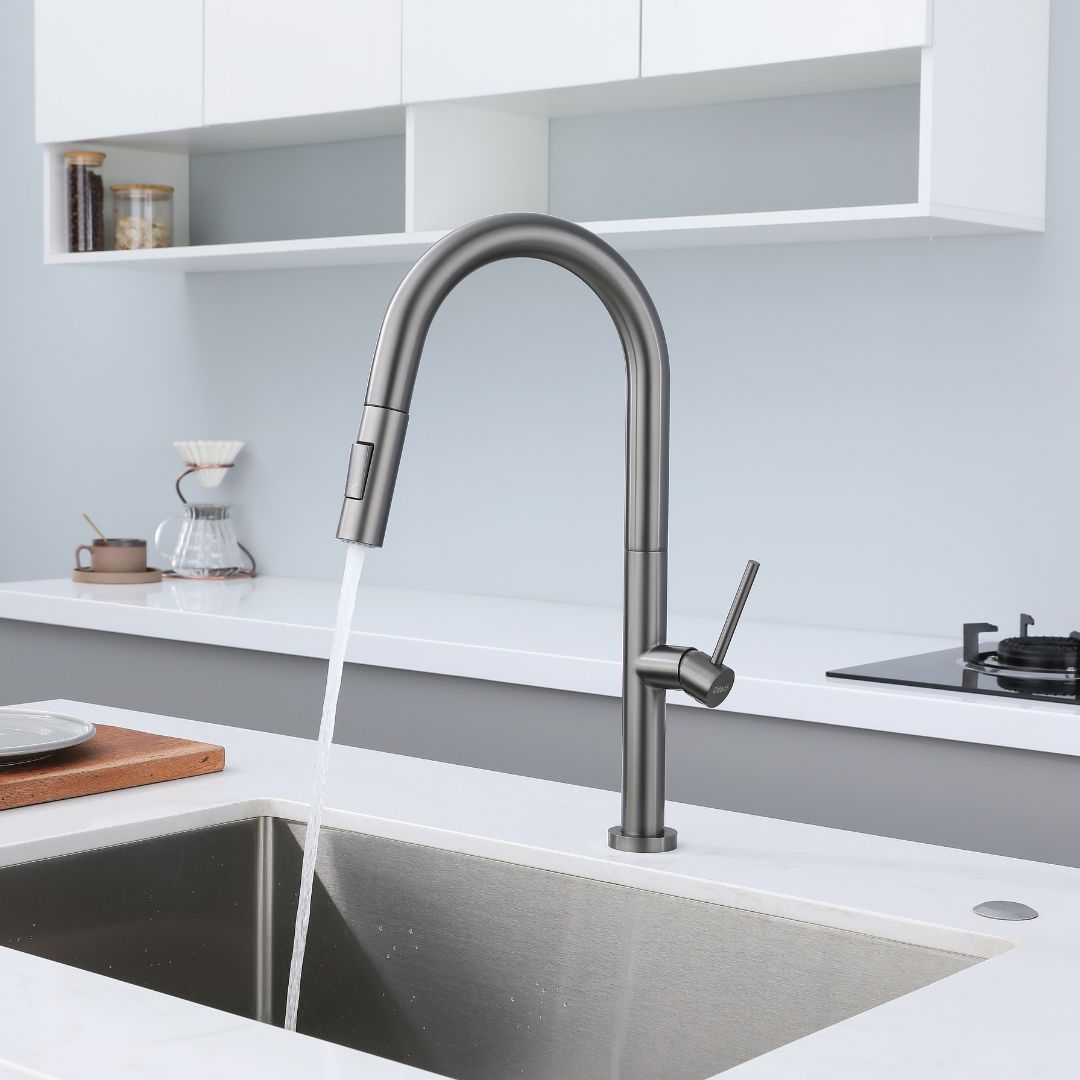 Robinet de cuisine avec Douchette Extractible gris metallique: Modern gunmetal gray pull-down kitchen faucet with high arc spout.