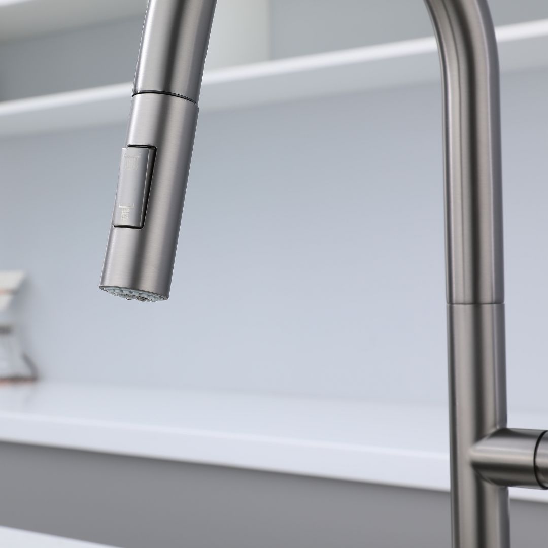 Robinet de cuisine à tirette gris métallisé avec tête de pulvérisation, design moderne