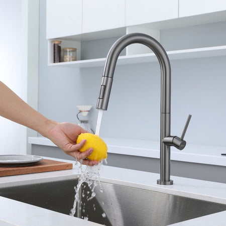 Robinet de cuisine à bec rétractable en nickel brossé avec douchette. Design moderne, bec à grand arc et commandes faciles à utiliser.