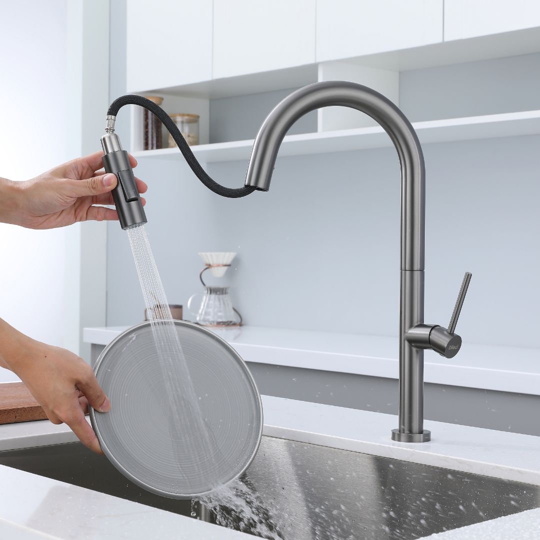 Robinet de cuisine à tirette en nickel brossé avec pulvérisateur : design élégant et moderne, bec à arc élevé et pulvérisateur à tirette facile à utiliser pour des tâches de cuisine pratiques.