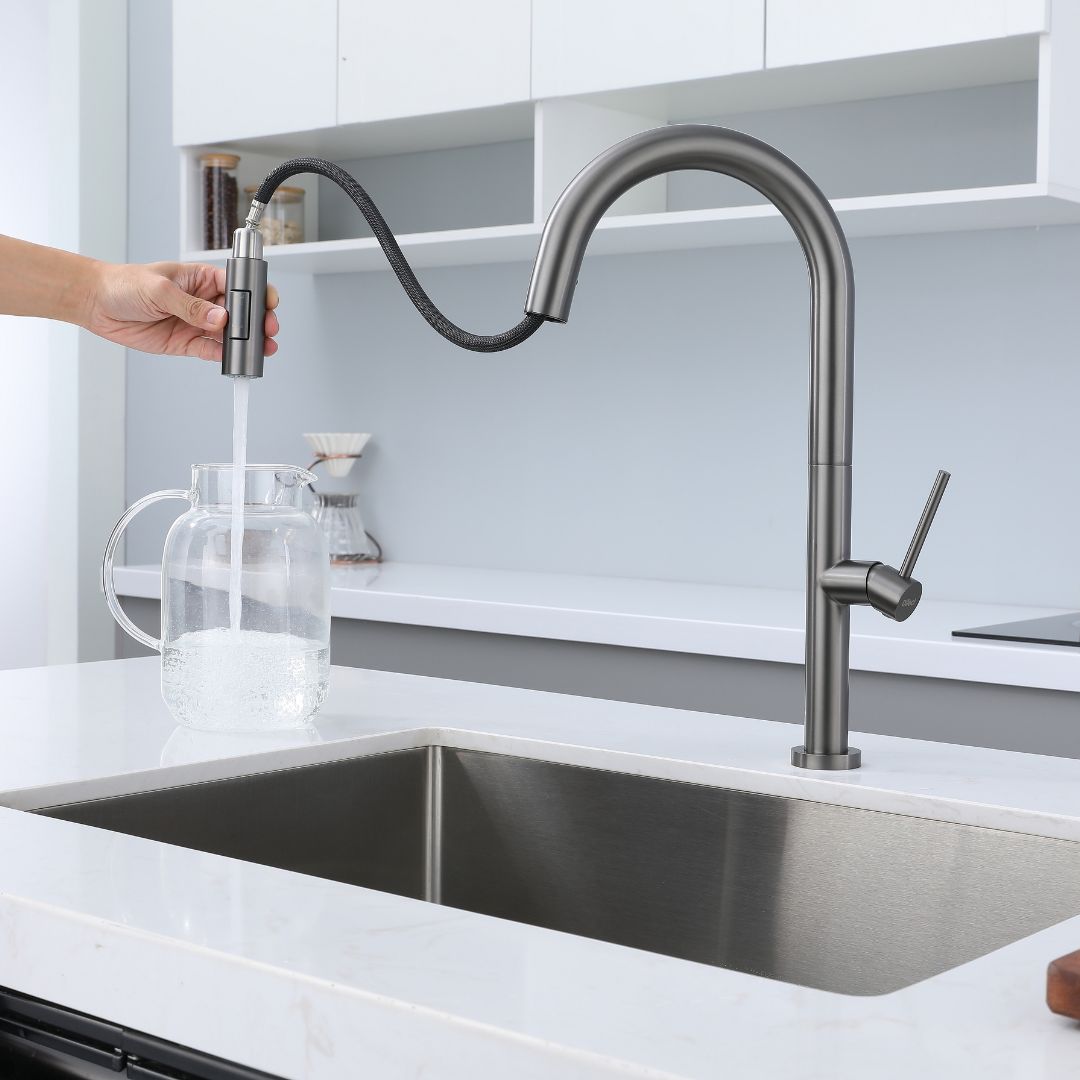 Robinet de cuisine à tirette gris bronze avec bec à arc élevé et tête de pulvérisation rétractable.
