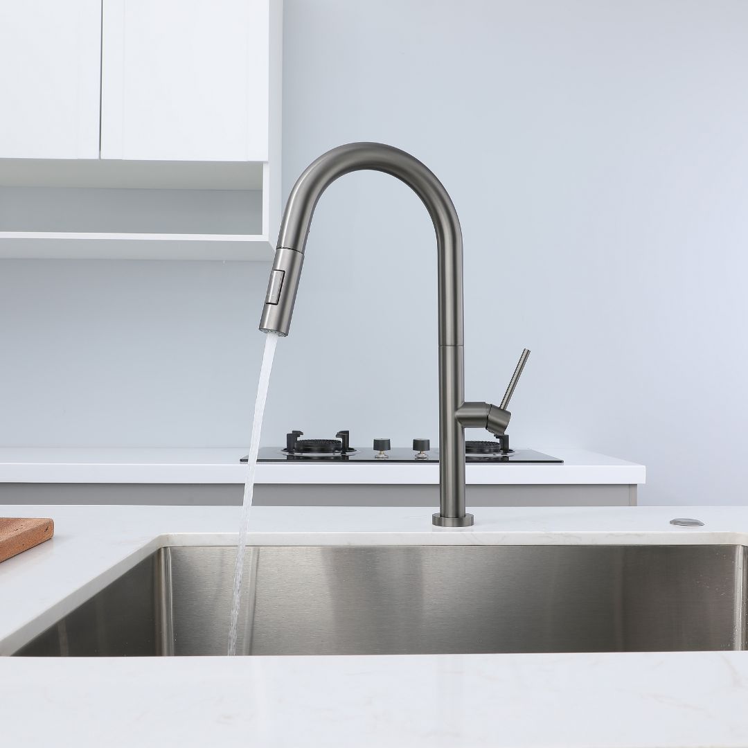 Robinet de cuisine à tirette gris bronze avec une conception à arc élevé, offrant un grand dégagement pour l'évier.