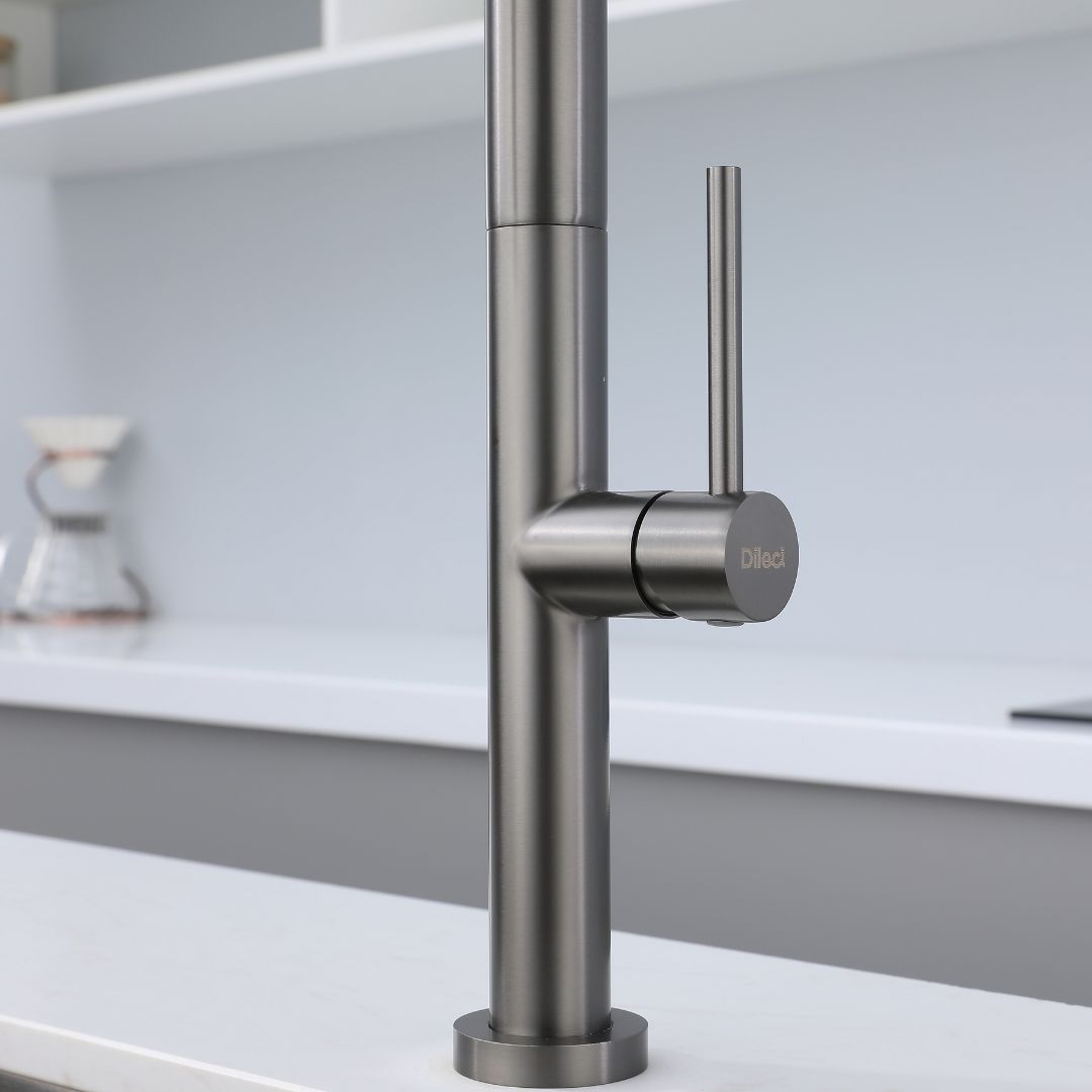 Robinet de cuisine gris métallisé avec douchette extractible. Design élégant et moderne.