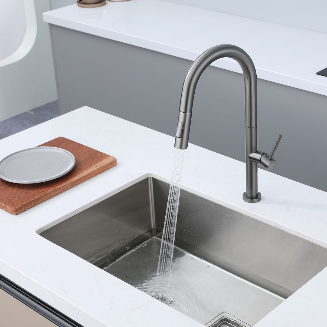 Robinet de cuisine à tirette gris bronze avec bec à arc élevé, offrant une fonction de pulvérisation pratique pour l'évier de cuisine.