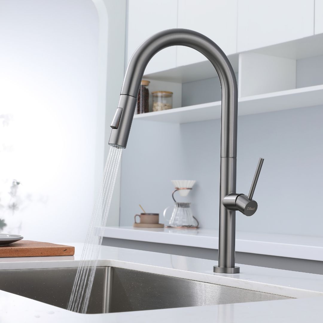 Robinet de cuisine à tirette en nickel brossé avec pulvérisateur : design élégant et moderne, bec à arc élevé et pulvérisateur à tirette facile à utiliser.