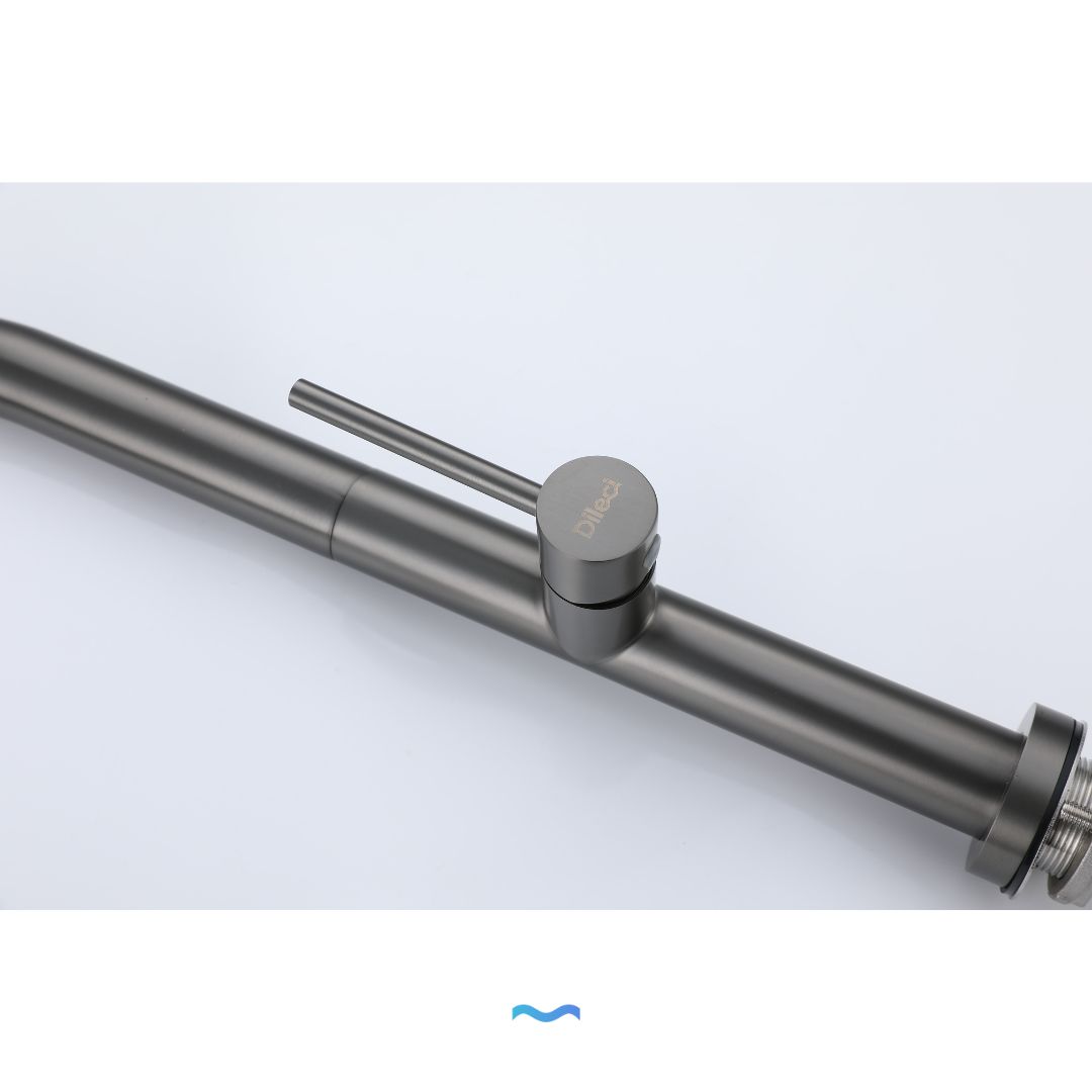 Robinet de cuisine rétractable gris métallisé avec tête de pulvérisation, doté d'un design élégant et moderne.