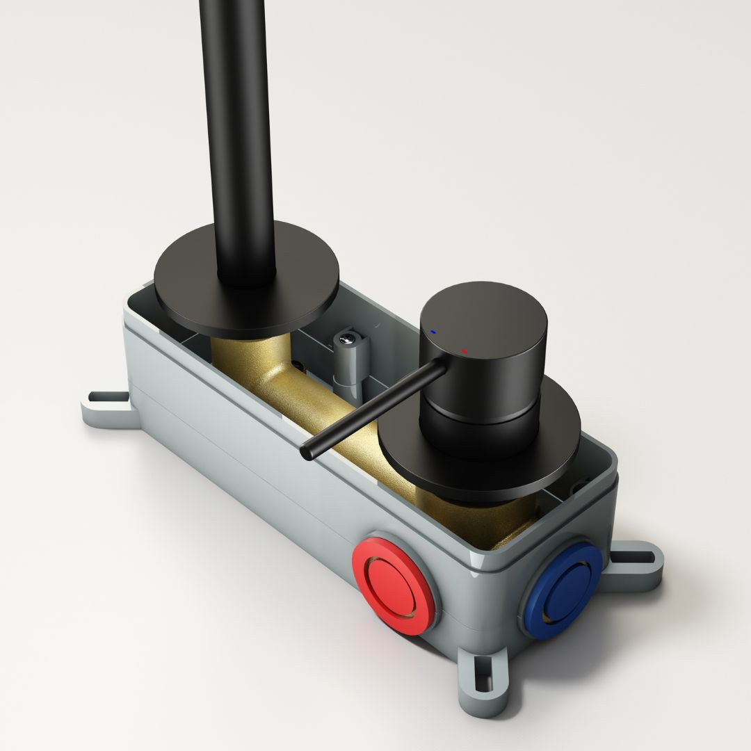 Robinet à bec encastré thermostatique noir mat : Gros plan d'un robinet de douche thermostatique encastré noir mat, montrant les composants internes et les connexions d'alimentation en eau.