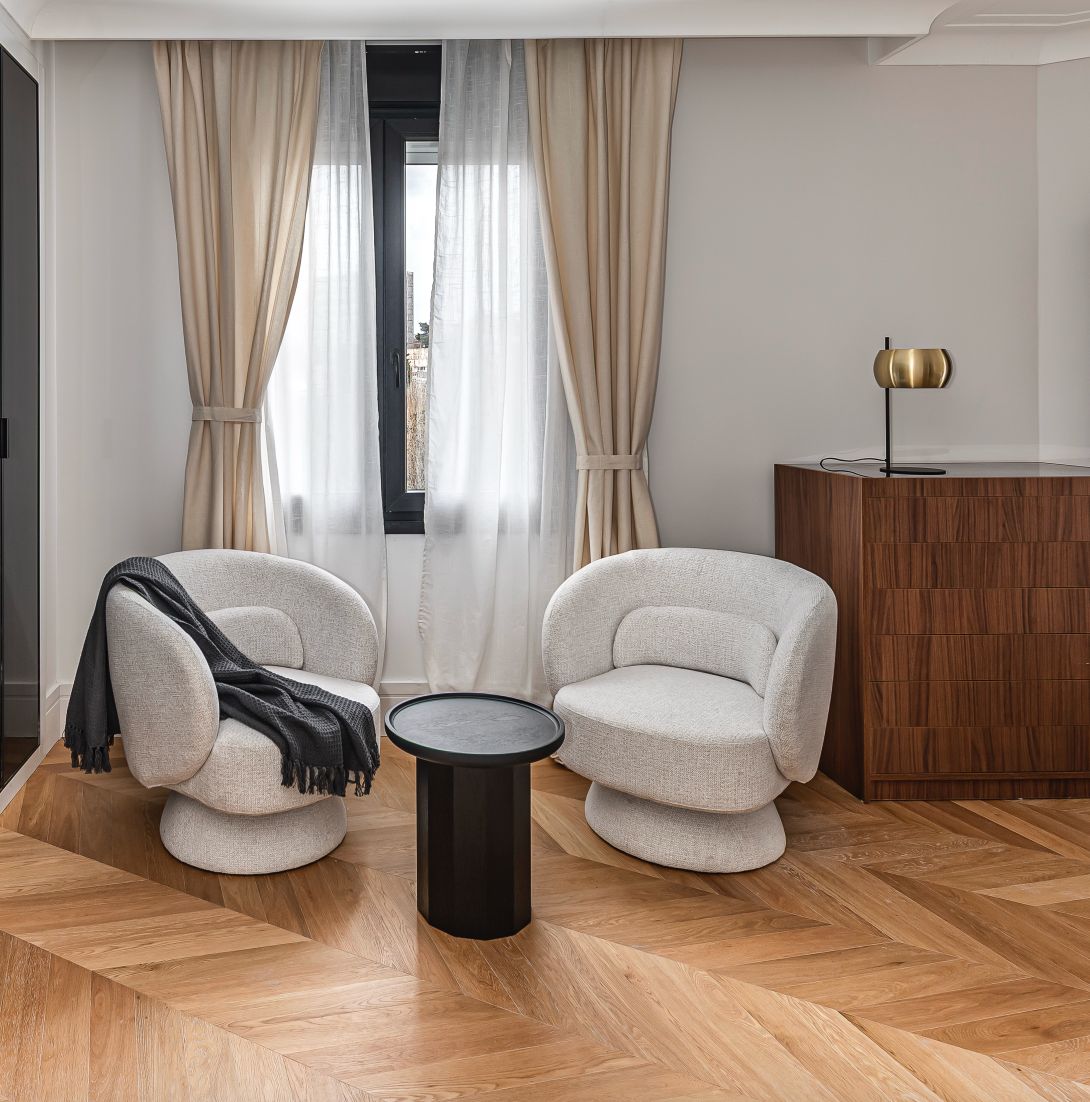 Parquet massif chêne français – Point de Hongrie : sol en bois clair avec motif chevron élégant