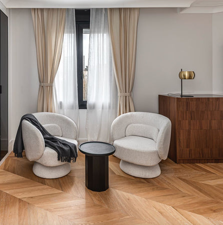 Parquet massif chêne français – Point de Hongrie : sol en bois clair avec motif chevron élégant