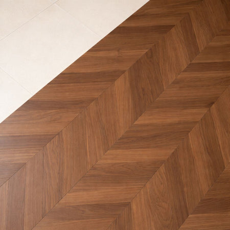 Parquet massif chêne français – Point de Hongrie (Copie) : motif en chevron élégant, détail du sol en bois.