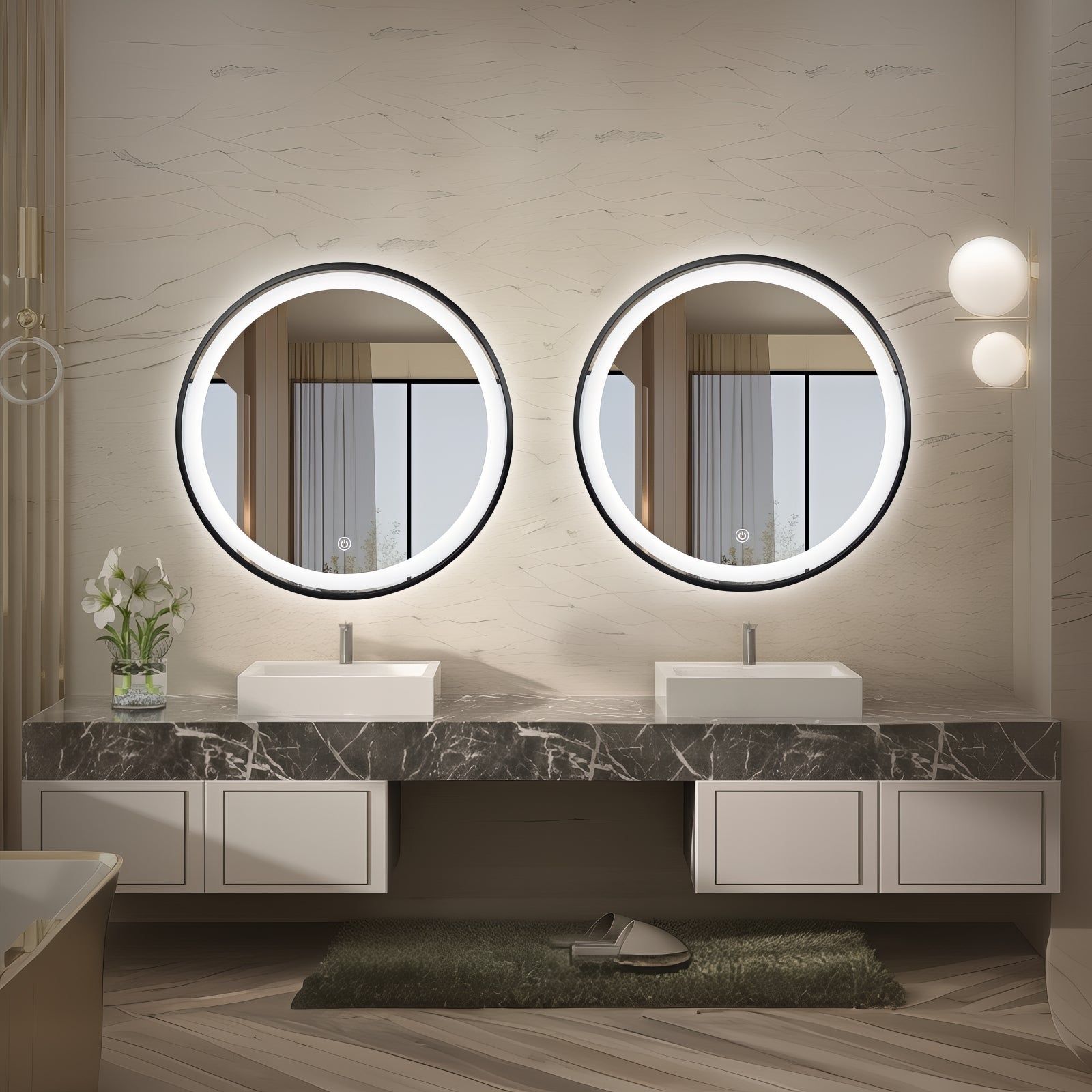 Miroir rond LED Ø70 cm : Paire de miroirs de salle de bain ronds éclairés par LED de 70 cm avec cadres en aluminium noir, montés au dessus d'une double vasque.