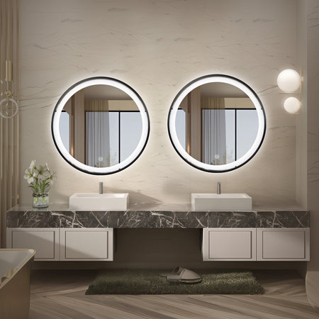 Miroir rond LED Ø70 cm : Paire de miroirs de salle de bain ronds éclairés par LED de 70 cm avec cadres en aluminium noir, montés au dessus d'une double vasque.