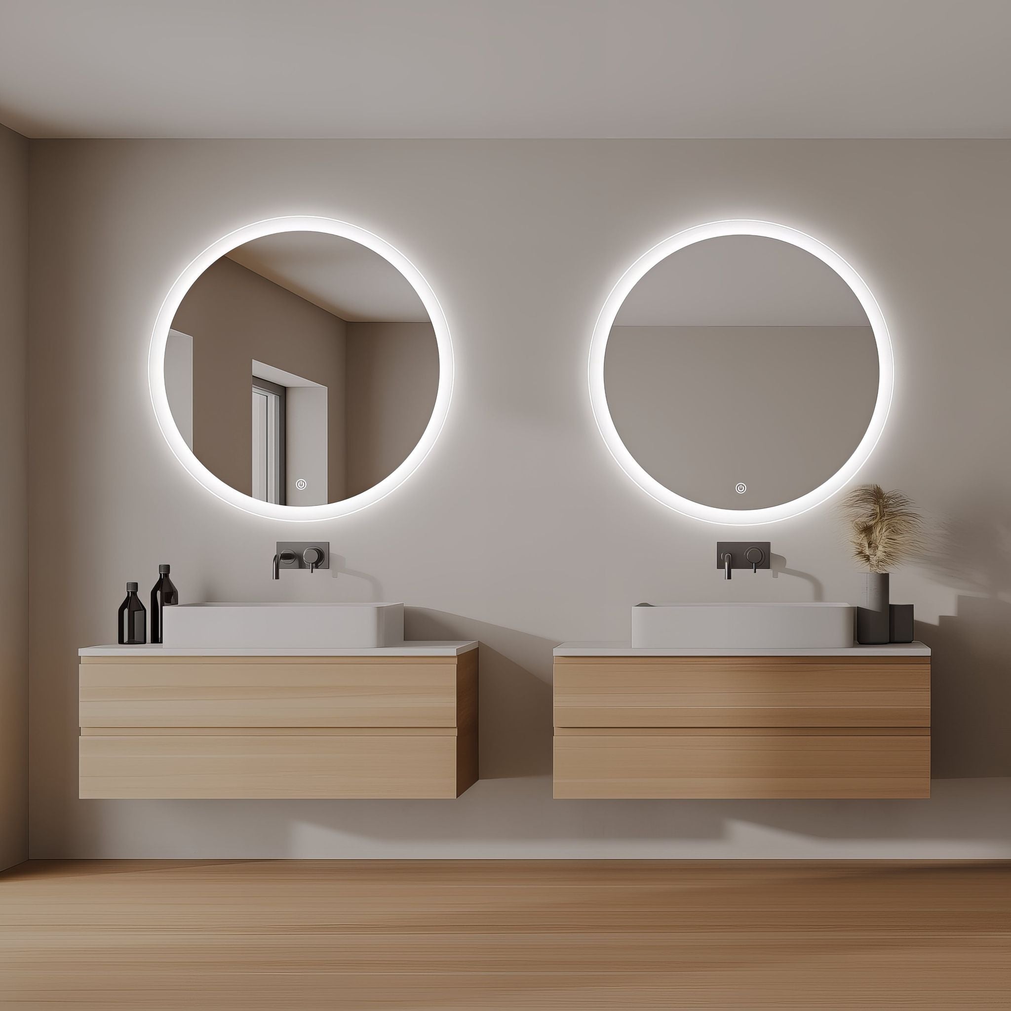 Miroir rond avec contour givré Ø70 cm : Paire de miroirs de salle de bain LED ronds avec bords givrés, parfaits pour une vanité moderne.