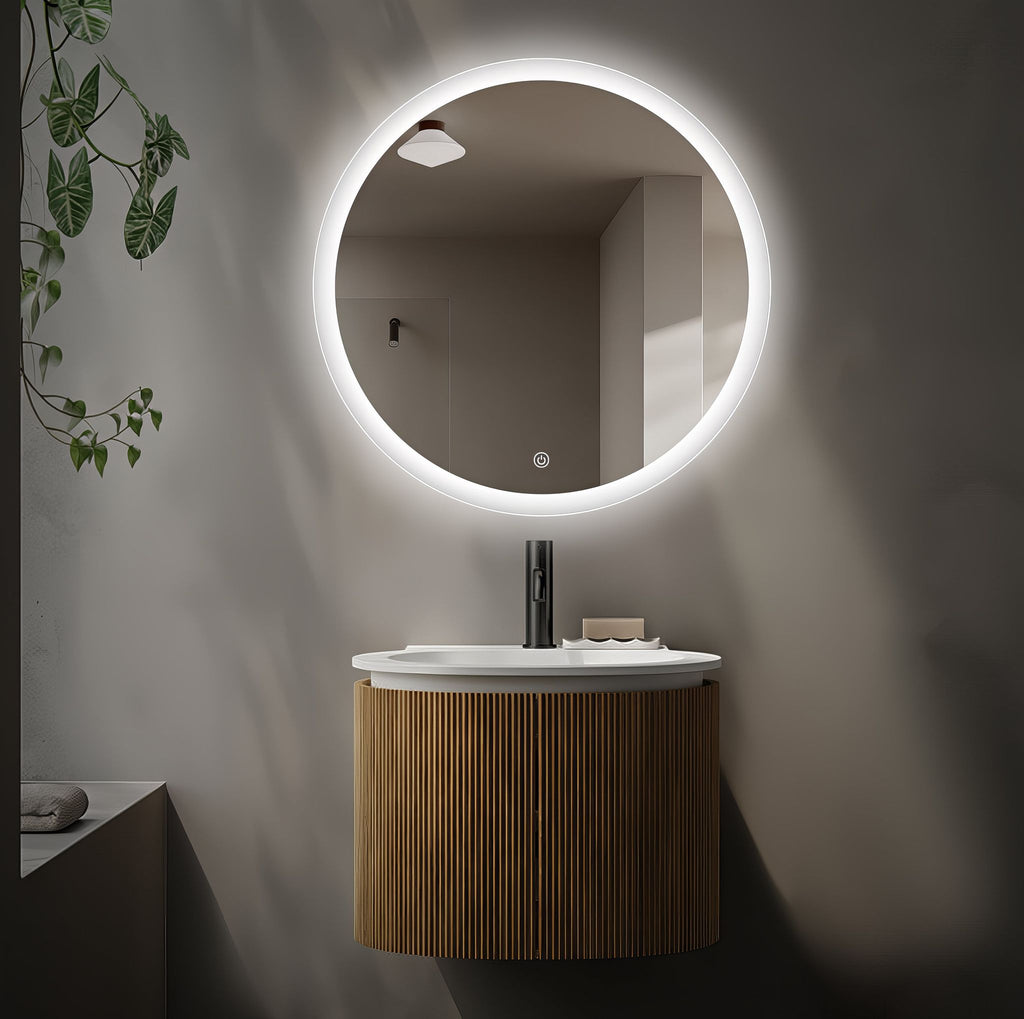 Miroir rond avec contour givré Ø70 cm : Miroir de salle de bain rond de 70 cm avec éclairage LED givré, monté au dessus d'un meuble vasque en bois.