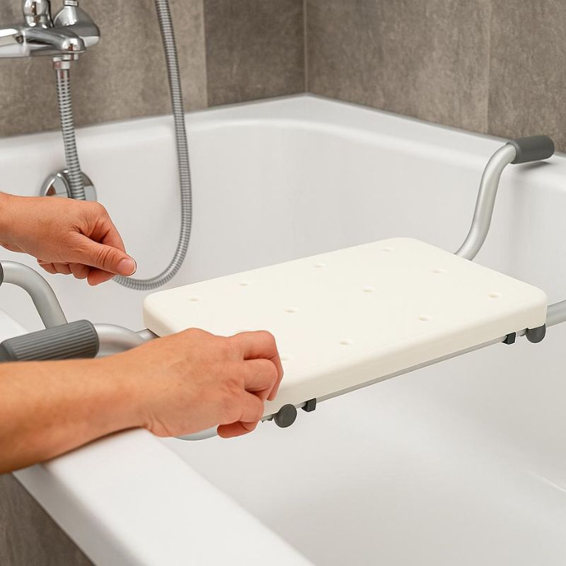 Siège de baignoire PMR : Siège de baignoire réglable avec poignées de sécurité pour une installation facile et un bain sécurisé.