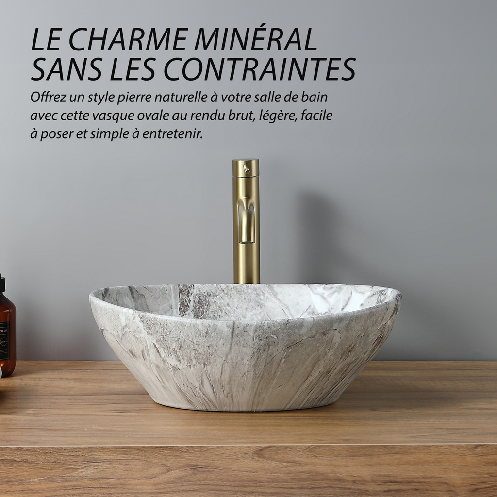 Vasque ovale effet pierre naturelle : Élégant lavabo de salle de bain ovale effet pierre naturelle, 41,5x33,5x14,5cm, doté d'un robinet doré.