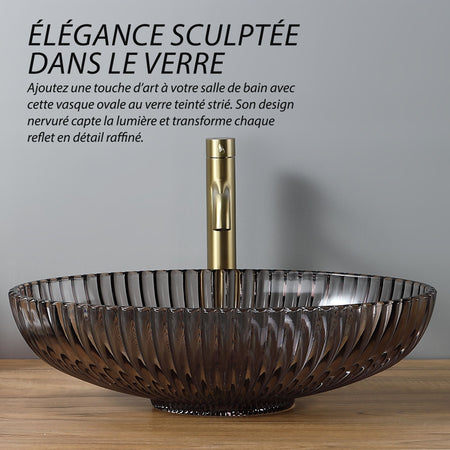 Vasque ovale en verre teinté strié: Elegant brown ribbed glass oval sink (51x35x15.5cm) with a modern gold faucet.