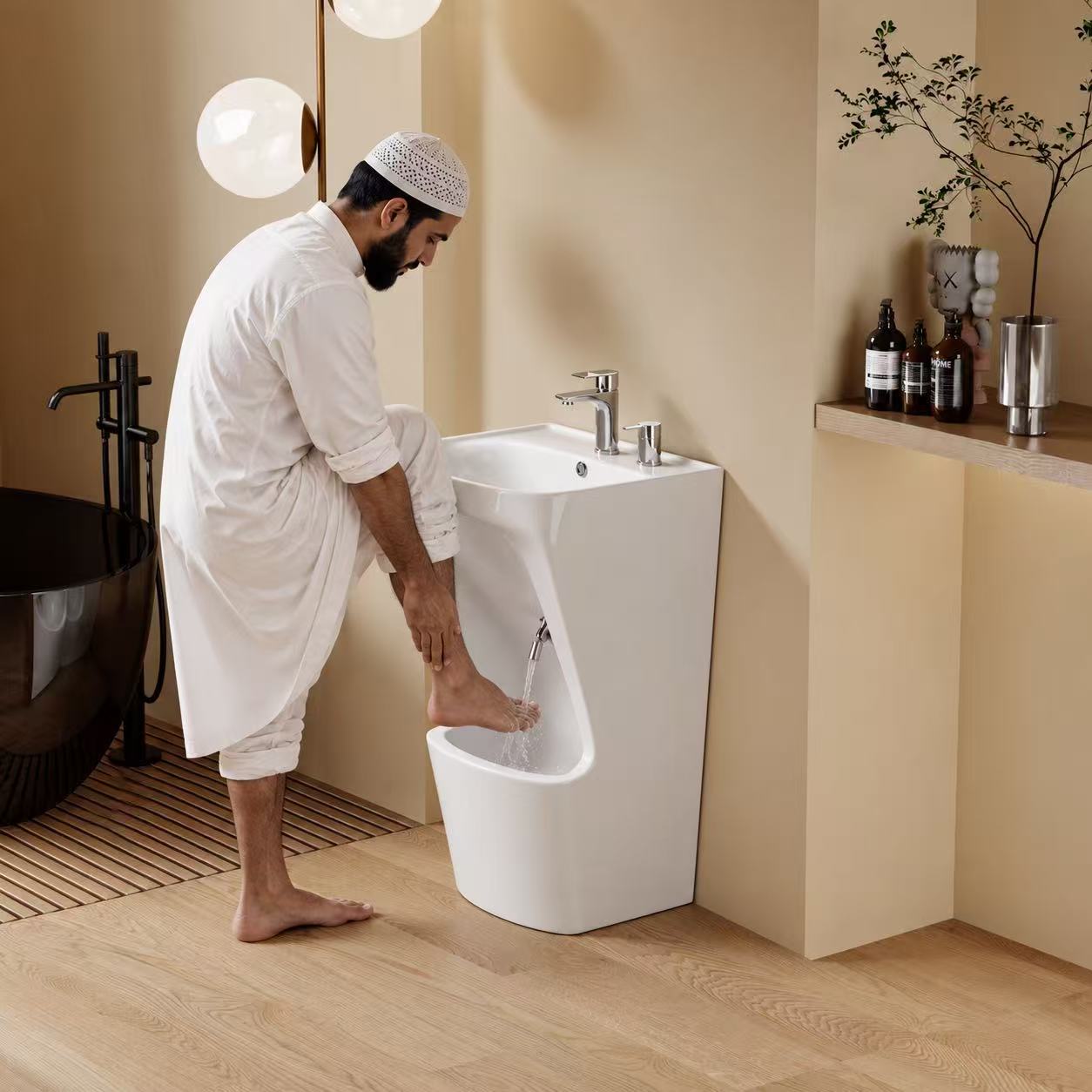 Homme en tenue traditionnelle effectuant ses ablutions dans un lavabo moderne GAZA.