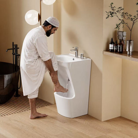 Homme en tenue traditionnelle effectuant ses ablutions dans un lavabo moderne GAZA.