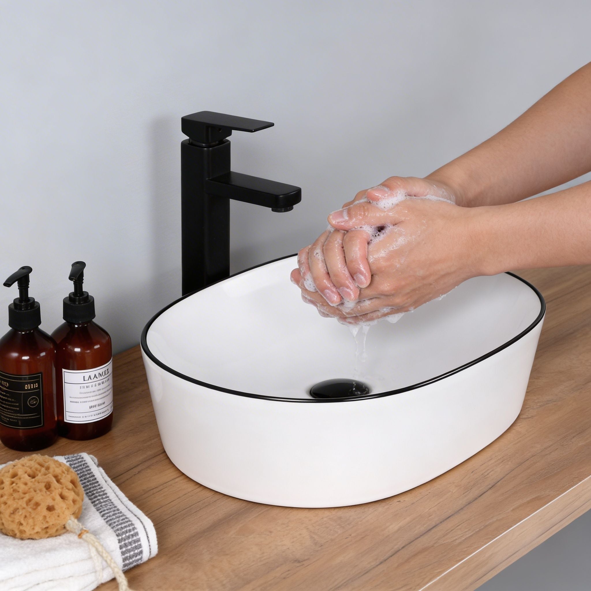 Vasque à poser ovale avec liseré noir, parfaite pour une salle de bain moderne et élégante