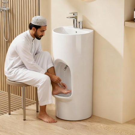 Lavabo d'ablutions Riyad blanc au design rond, avec homme effectuant ses ablutions.