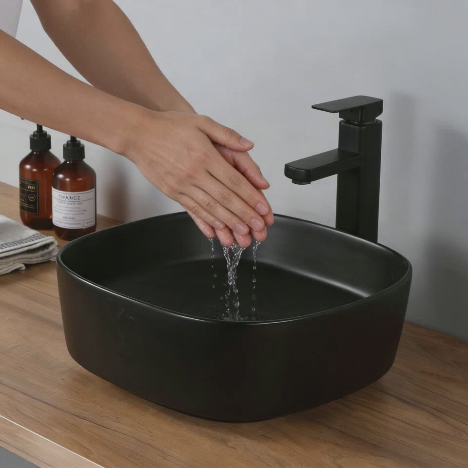 Vasque carrée arrondie couleur noir mat